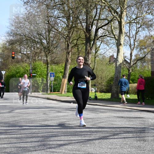 12.04.2026 - 45. Internationalen Wilhelmsburger Insellauf J. Mangold http://msf.ph/oto/9471379 12.04.2026 11:25:57 Ziel 3253, 2207, 2388, 3122, 2353 meine-sportfotos.de