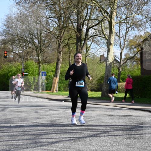 12.04.2026 - 45. Internationalen Wilhelmsburger Insellauf J. Mangold http://msf.ph/oto/9471384 12.04.2026 11:25:57 Ziel 3253, 2207, 2388, 3122, 2353 meine-sportfotos.de
