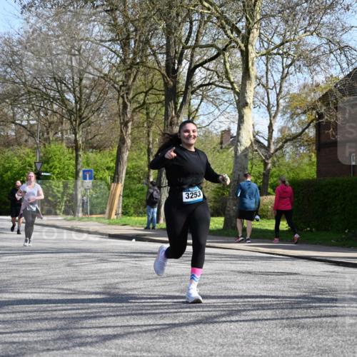12.04.2026 - 45. Internationalen Wilhelmsburger Insellauf J. Mangold http://msf.ph/oto/9471389 12.04.2026 11:25:57 Ziel 3253, 2207, 2388, 3122, 2353 meine-sportfotos.de