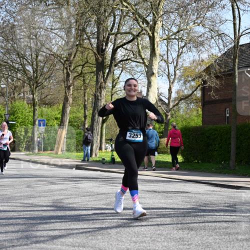 12.04.2026 - 45. Internationalen Wilhelmsburger Insellauf J. Mangold http://msf.ph/oto/9471396 12.04.2026 11:25:57 Ziel 3253, 2207, 2388, 3122, 2353 meine-sportfotos.de