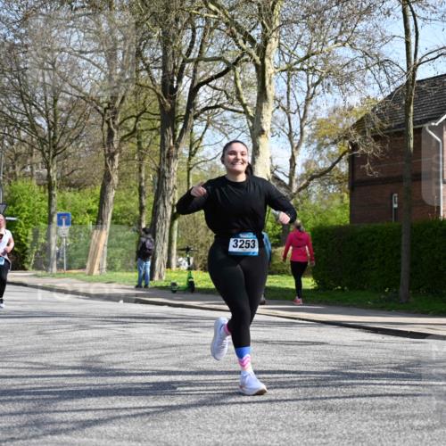 12.04.2026 - 45. Internationalen Wilhelmsburger Insellauf J. Mangold http://msf.ph/oto/9471398 12.04.2026 11:25:58 Ziel 3253, 2207, 2388, 3122, 2353 meine-sportfotos.de