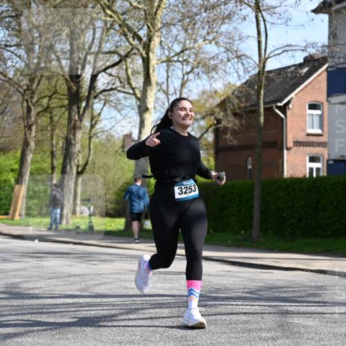 12.04.2026 - 45. Internationalen Wilhelmsburger Insellauf J. Mangold http://msf.ph/oto/9471408 12.04.2026 11:25:58 Ziel 3253, 2207, 2388, 3122, 2353 meine-sportfotos.de