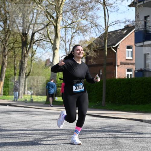 12.04.2026 - 45. Internationalen Wilhelmsburger Insellauf J. Mangold http://msf.ph/oto/9471410 12.04.2026 11:25:58 Ziel 3253, 2207, 2388, 3122, 2353 meine-sportfotos.de