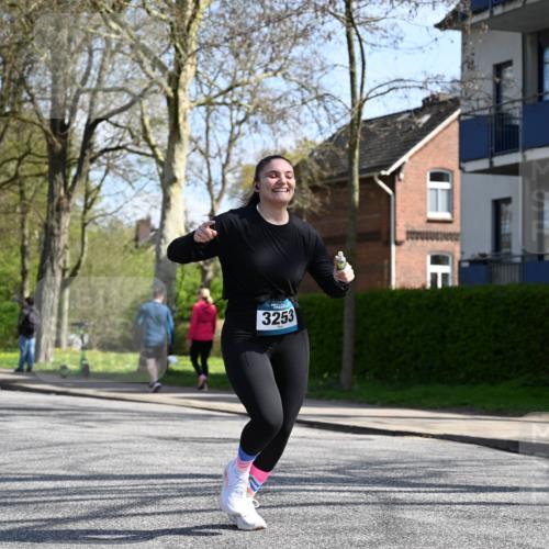 12.04.2026 - 45. Internationalen Wilhelmsburger Insellauf J. Mangold http://msf.ph/oto/9471412 12.04.2026 11:25:58 Ziel 3253, 2207, 2388, 3122, 2353 meine-sportfotos.de