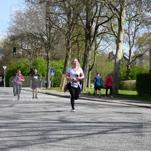 12.04.2026 - 45. Internationalen Wilhelmsburger Insellauf J. Mangold http://msf.ph/oto/9471443 12.04.2026 11:26:01 Ziel 3253, 2207, 2388, 3122, 3122, 2353 meine-sportfotos.de