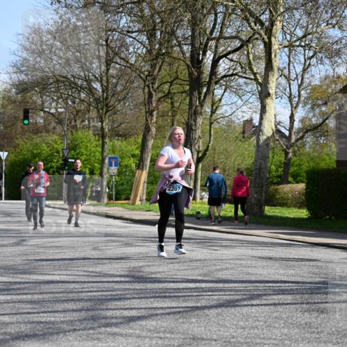 12.04.2026 - 45. Internationalen Wilhelmsburger Insellauf J. Mangold http://msf.ph/oto/9471446 12.04.2026 11:26:01 Ziel 3253, 2207, 2388, 3122, 3122, 2353 meine-sportfotos.de