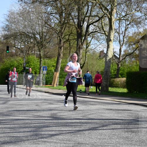 12.04.2026 - 45. Internationalen Wilhelmsburger Insellauf J. Mangold http://msf.ph/oto/9471448 12.04.2026 11:26:01 Ziel 3253, 2207, 2388, 3122, 3122, 2353 meine-sportfotos.de
