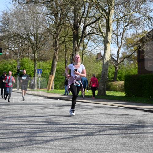 12.04.2026 - 45. Internationalen Wilhelmsburger Insellauf J. Mangold http://msf.ph/oto/9471456 12.04.2026 11:26:01 Ziel 3253, 2207, 2388, 3122, 3122, 2353 meine-sportfotos.de