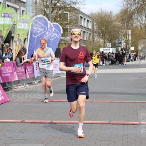 12.04.2026 - 45. Internationalen Wilhelmsburger Insellauf Strokosch-Dieckow http://msf.ph/oto/9471470 12.04.2026 12:52:27 Ziel 3903, 5479, 5797 meine-sportfotos.de