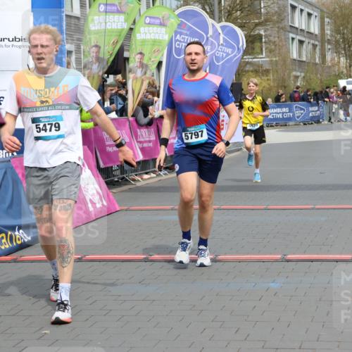12.04.2026 - 45. Internationalen Wilhelmsburger Insellauf Strokosch-Dieckow http://msf.ph/oto/9471516 12.04.2026 12:52:30 Ziel 3903, 5479, 5797, 4529 meine-sportfotos.de