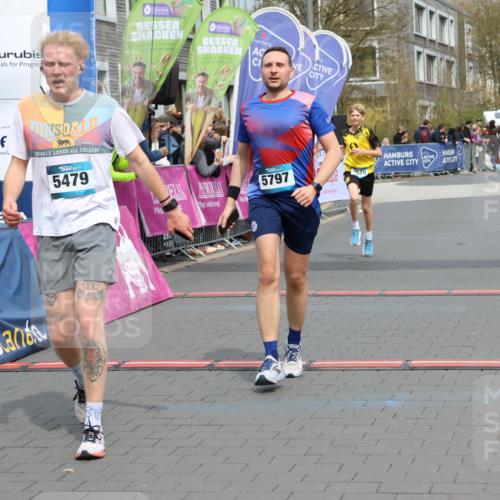 12.04.2026 - 45. Internationalen Wilhelmsburger Insellauf Strokosch-Dieckow http://msf.ph/oto/9471527 12.04.2026 12:52:30 Ziel 3903, 5479, 5797, 4529 meine-sportfotos.de