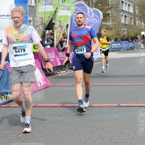 12.04.2026 - 45. Internationalen Wilhelmsburger Insellauf Strokosch-Dieckow http://msf.ph/oto/9471541 12.04.2026 12:52:30 Ziel 3903, 5479, 5797, 4529 meine-sportfotos.de