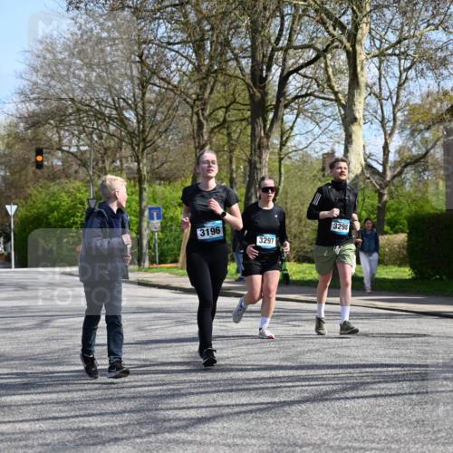 12.04.2026 - 45. Internationalen Wilhelmsburger Insellauf J. Mangold http://msf.ph/oto/9471616 12.04.2026 11:26:54 Ziel 2523, 3298, 3297, 3196 meine-sportfotos.de