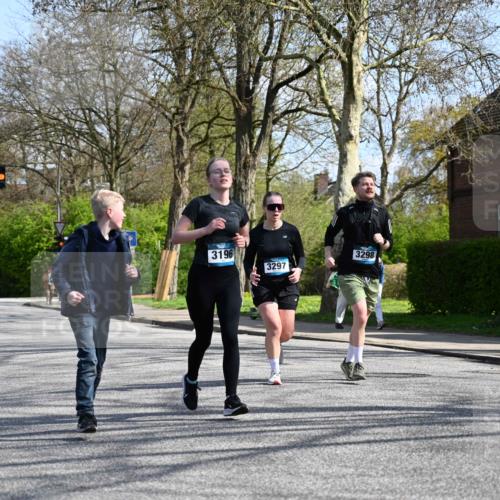 12.04.2026 - 45. Internationalen Wilhelmsburger Insellauf J. Mangold http://msf.ph/oto/9471630 12.04.2026 11:26:54 Ziel 2523, 3298, 3297, 3196 meine-sportfotos.de
