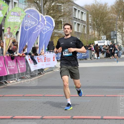 12.04.2026 - 45. Internationalen Wilhelmsburger Insellauf Strokosch-Dieckow http://msf.ph/oto/9471633 12.04.2026 12:52:35 Ziel 4529, 5758 meine-sportfotos.de