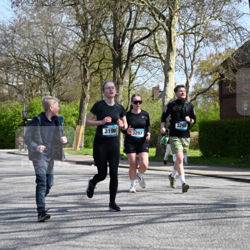 12.04.2026 - 45. Internationalen Wilhelmsburger Insellauf J. Mangold http://msf.ph/oto/9471635 12.04.2026 11:26:54 Ziel 2523, 3298, 3297, 3196 meine-sportfotos.de