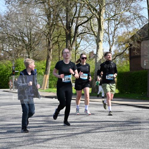 12.04.2026 - 45. Internationalen Wilhelmsburger Insellauf J. Mangold http://msf.ph/oto/9471637 12.04.2026 11:26:54 Ziel 2523, 3298, 3297, 3196 meine-sportfotos.de