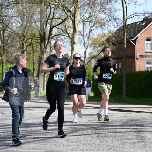 12.04.2026 - 45. Internationalen Wilhelmsburger Insellauf J. Mangold http://msf.ph/oto/9471654 12.04.2026 11:26:55 Ziel 2523, 3298, 3297, 3196 meine-sportfotos.de