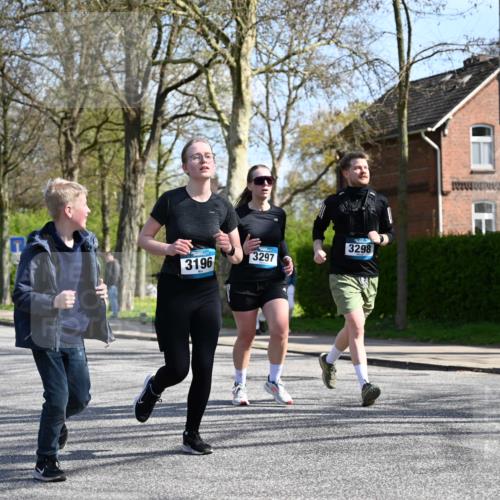 12.04.2026 - 45. Internationalen Wilhelmsburger Insellauf J. Mangold http://msf.ph/oto/9471655 12.04.2026 11:26:55 Ziel 2523, 3298, 3297, 3196 meine-sportfotos.de