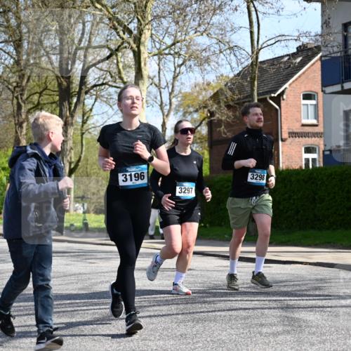 12.04.2026 - 45. Internationalen Wilhelmsburger Insellauf J. Mangold http://msf.ph/oto/9471661 12.04.2026 11:26:55 Ziel 2523, 3298, 3297, 3196 meine-sportfotos.de