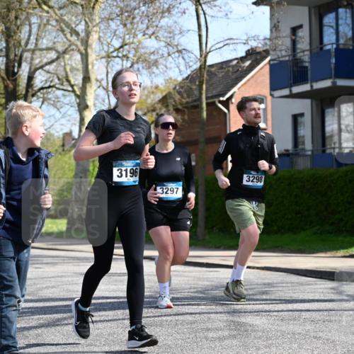 12.04.2026 - 45. Internationalen Wilhelmsburger Insellauf J. Mangold http://msf.ph/oto/9471669 12.04.2026 11:26:56 Ziel 3298, 3297, 3196 meine-sportfotos.de