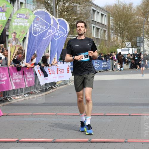 12.04.2026 - 45. Internationalen Wilhelmsburger Insellauf Strokosch-Dieckow http://msf.ph/oto/9471671 12.04.2026 12:52:35 Ziel 4529, 5758 meine-sportfotos.de