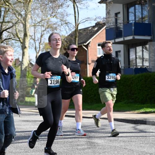 12.04.2026 - 45. Internationalen Wilhelmsburger Insellauf J. Mangold http://msf.ph/oto/9471674 12.04.2026 11:26:56 Ziel 3298, 3297, 3196 meine-sportfotos.de