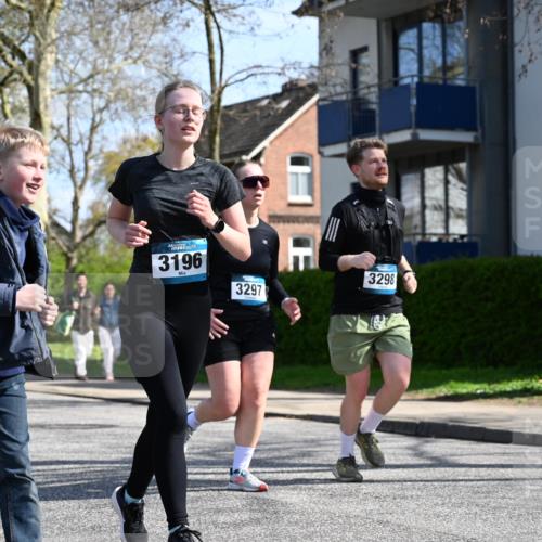 12.04.2026 - 45. Internationalen Wilhelmsburger Insellauf J. Mangold http://msf.ph/oto/9471679 12.04.2026 11:26:56 Ziel 3298, 3297, 3196 meine-sportfotos.de