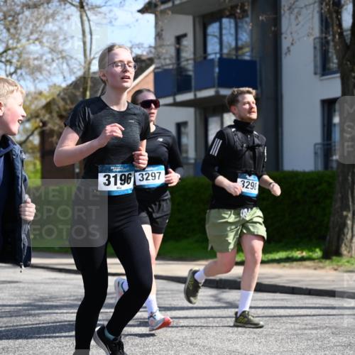 12.04.2026 - 45. Internationalen Wilhelmsburger Insellauf J. Mangold http://msf.ph/oto/9471686 12.04.2026 11:26:56 Ziel 3298, 3297, 3196 meine-sportfotos.de