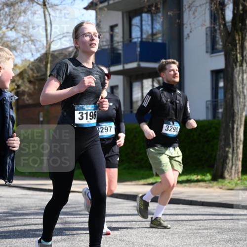 12.04.2026 - 45. Internationalen Wilhelmsburger Insellauf J. Mangold http://msf.ph/oto/9471690 12.04.2026 11:26:56 Ziel 3298, 3297, 3196 meine-sportfotos.de