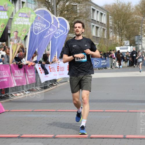 12.04.2026 - 45. Internationalen Wilhelmsburger Insellauf Strokosch-Dieckow http://msf.ph/oto/9471700 12.04.2026 12:52:36 Ziel 4529, 5758, 2033 meine-sportfotos.de