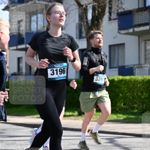 12.04.2026 - 45. Internationalen Wilhelmsburger Insellauf J. Mangold http://msf.ph/oto/9471701 12.04.2026 11:26:57 Ziel 3298, 3297, 3196 meine-sportfotos.de