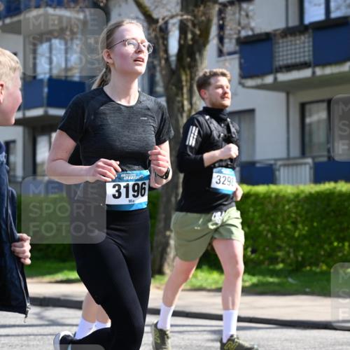 12.04.2026 - 45. Internationalen Wilhelmsburger Insellauf J. Mangold http://msf.ph/oto/9471703 12.04.2026 11:26:57 Ziel 3298, 3297, 3196 meine-sportfotos.de