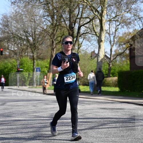 12.04.2026 - 45. Internationalen Wilhelmsburger Insellauf J. Mangold http://msf.ph/oto/9471711 12.04.2026 11:27:23 Ziel 2234, 2309, 2310, 2237, 2140, 5831, 2511, 2512, 2352 meine-sportfotos.de