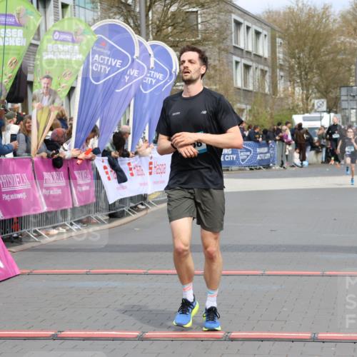 12.04.2026 - 45. Internationalen Wilhelmsburger Insellauf Strokosch-Dieckow http://msf.ph/oto/9471739 12.04.2026 12:52:36 Ziel 4529, 5758, 2033 meine-sportfotos.de