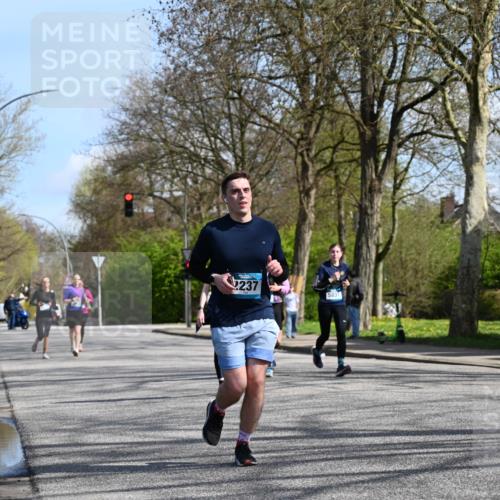 12.04.2026 - 45. Internationalen Wilhelmsburger Insellauf J. Mangold http://msf.ph/oto/9471748 12.04.2026 11:27:45 Ziel 2234, 2309, 2310, 2237, 2140, 5831, 2511, 2512, 2352, 3451, 4668 meine-sportfotos.de