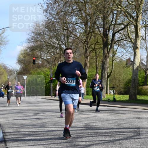 12.04.2026 - 45. Internationalen Wilhelmsburger Insellauf J. Mangold http://msf.ph/oto/9471750 12.04.2026 11:27:45 Ziel 2234, 2309, 2310, 2237, 2140, 5831, 2511, 2512, 2352, 3451, 4668 meine-sportfotos.de
