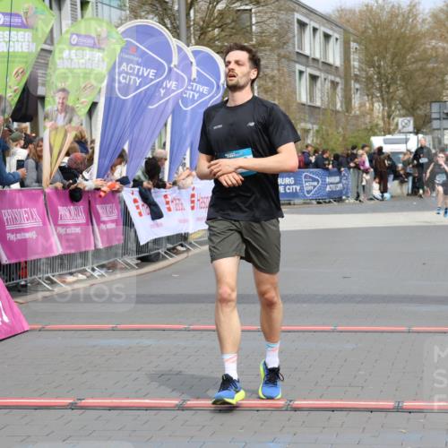 12.04.2026 - 45. Internationalen Wilhelmsburger Insellauf Strokosch-Dieckow http://msf.ph/oto/9471751 12.04.2026 12:52:36 Ziel 4529, 5758, 2033 meine-sportfotos.de
