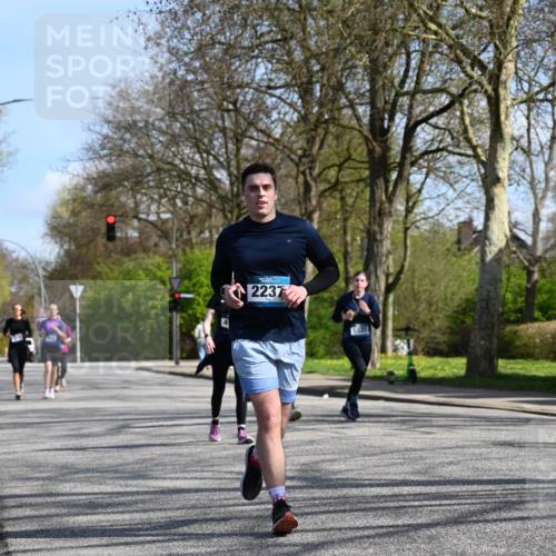 12.04.2026 - 45. Internationalen Wilhelmsburger Insellauf J. Mangold http://msf.ph/oto/9471754 12.04.2026 11:27:45 Ziel 2234, 2309, 2310, 2237, 2140, 5831, 2511, 2512, 2352, 3451, 4668 meine-sportfotos.de