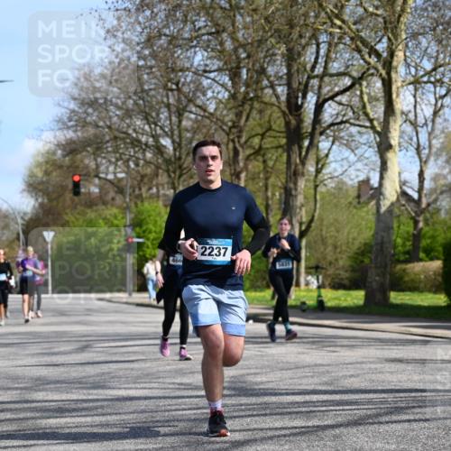 12.04.2026 - 45. Internationalen Wilhelmsburger Insellauf J. Mangold http://msf.ph/oto/9471756 12.04.2026 11:27:45 Ziel 2234, 2309, 2310, 2237, 2140, 5831, 2511, 2512, 2352, 3451, 4668 meine-sportfotos.de