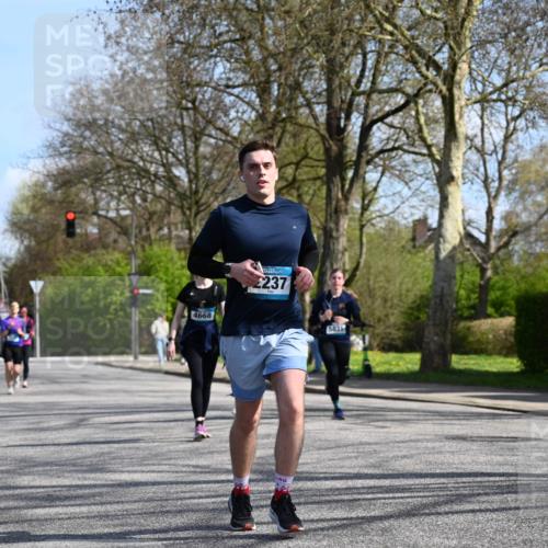 12.04.2026 - 45. Internationalen Wilhelmsburger Insellauf J. Mangold http://msf.ph/oto/9471762 12.04.2026 11:27:45 Ziel 2234, 2309, 2310, 2237, 2140, 5831, 2511, 2512, 2352, 3451, 4668 meine-sportfotos.de