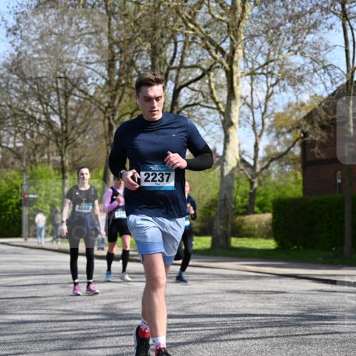 12.04.2026 - 45. Internationalen Wilhelmsburger Insellauf J. Mangold http://msf.ph/oto/9471773 12.04.2026 11:27:46 Ziel 2234, 2309, 2310, 2237, 2140, 5831, 2511, 2512, 2352, 3451, 4668 meine-sportfotos.de