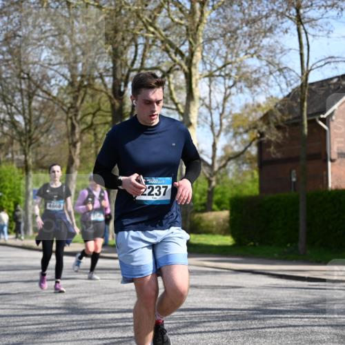 12.04.2026 - 45. Internationalen Wilhelmsburger Insellauf J. Mangold http://msf.ph/oto/9471781 12.04.2026 11:27:46 Ziel 2234, 2309, 2310, 2237, 2140, 5831, 2511, 2512, 2352, 3451, 4668 meine-sportfotos.de