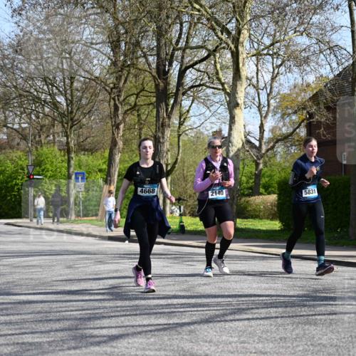 12.04.2026 - 45. Internationalen Wilhelmsburger Insellauf J. Mangold http://msf.ph/oto/9471787 12.04.2026 11:27:47 Ziel 2234, 2309, 2310, 2237, 2140, 5831, 2511, 2512, 2352, 3451, 4668 meine-sportfotos.de