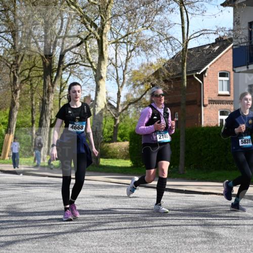 12.04.2026 - 45. Internationalen Wilhelmsburger Insellauf J. Mangold http://msf.ph/oto/9471813 12.04.2026 11:27:48 Ziel 2234, 2309, 2310, 2237, 2140, 5831, 2511, 2512, 2352, 3451, 4668 meine-sportfotos.de