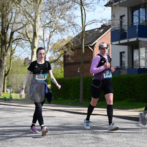 12.04.2026 - 45. Internationalen Wilhelmsburger Insellauf J. Mangold http://msf.ph/oto/9471833 12.04.2026 11:27:49 Ziel 2234, 2309, 2310, 2237, 2140, 5831, 2511, 2512, 2352, 3451, 3451, 4668 meine-sportfotos.de