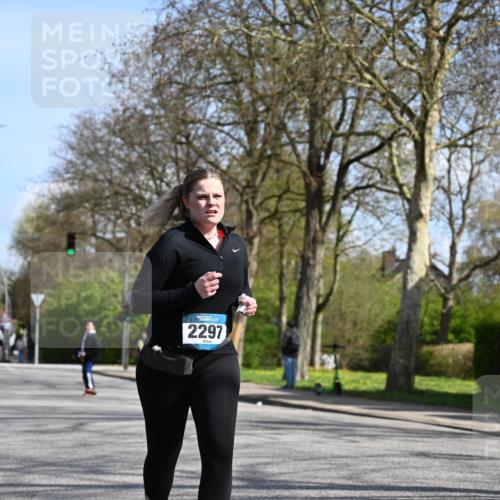 12.04.2026 - 45. Internationalen Wilhelmsburger Insellauf J. Mangold http://msf.ph/oto/9471960 12.04.2026 11:28:22 Ziel 2297, 2429, 2342, 2109 meine-sportfotos.de
