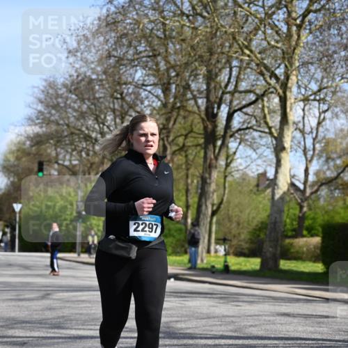 12.04.2026 - 45. Internationalen Wilhelmsburger Insellauf J. Mangold http://msf.ph/oto/9471962 12.04.2026 11:28:22 Ziel 2297, 2429, 2342, 2109 meine-sportfotos.de