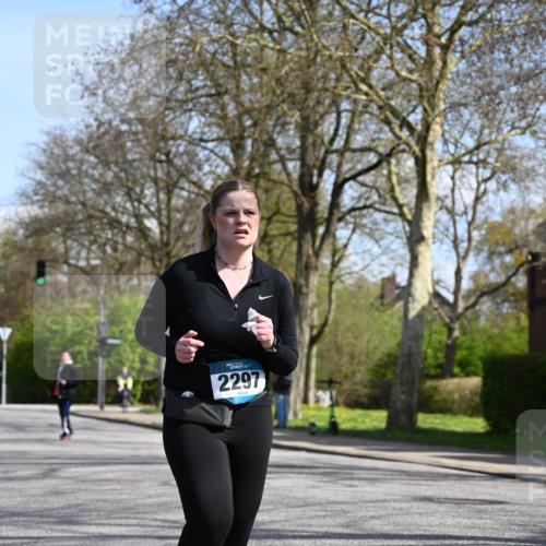 12.04.2026 - 45. Internationalen Wilhelmsburger Insellauf J. Mangold http://msf.ph/oto/9471966 12.04.2026 11:28:22 Ziel 2297, 2429, 2342, 2109 meine-sportfotos.de