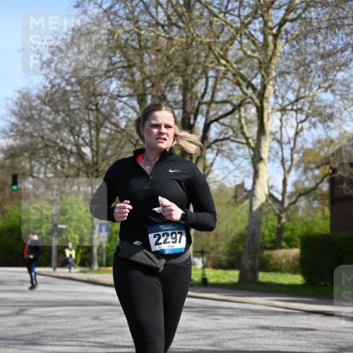 12.04.2026 - 45. Internationalen Wilhelmsburger Insellauf J. Mangold http://msf.ph/oto/9471973 12.04.2026 11:28:22 Ziel 2297, 2429, 2342, 2109 meine-sportfotos.de